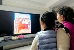 面收藏着姥姥姥爷成婚照、母亲辈童年留影及本